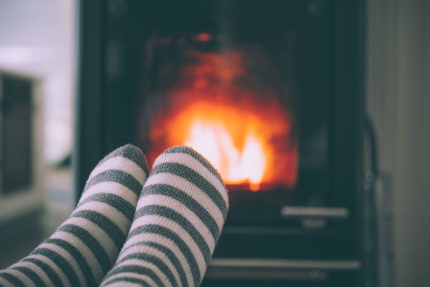 脚羊毛袜在壁炉图片下载