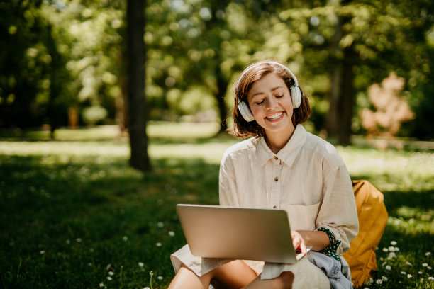 户外沉思图片下载