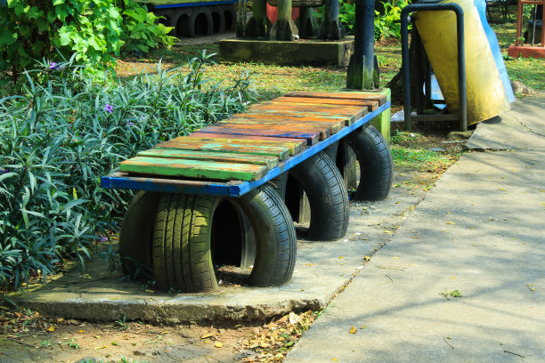 用旧轮胎制成的花园椅图片下载