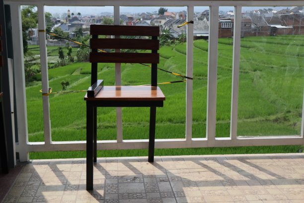 一把断腿的椅子，一把木头做的椅子图片下载