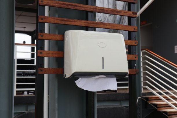 贴在墙上的纸巾架图片下载