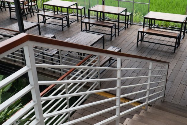 木制楼梯和铁扶手图片下载