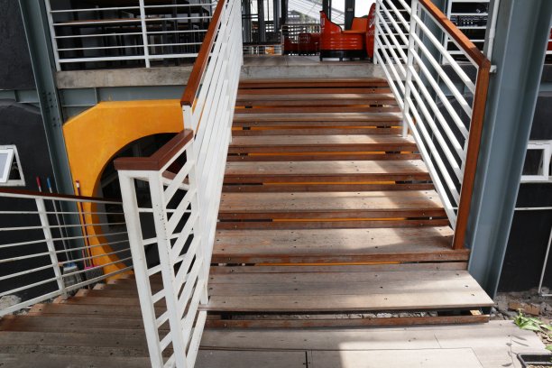 木制楼梯和铁扶手图片下载