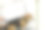 宠物专业美容师吹干柯基威尔士彭布罗克犬洗后在美容沙龙。图片下载