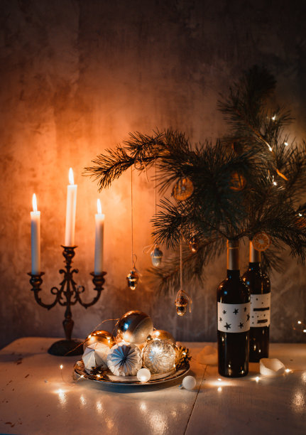 圣诞夜和新年的喜庆气氛，装饰和餐桌装饰由烛光，质朴复古的正宗风格无电。图片下载