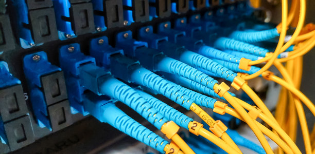 光纤分配面板与连接的补丁线电缆图片下载