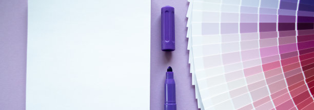 横幅与油漆样品，多颜色的swatch。丁香背景，笔记本，紫色马克笔。本空间图片下载