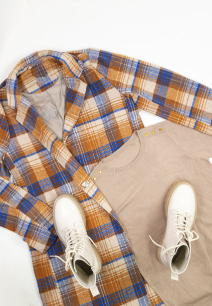 平铺，俯视图时尚风格的外观与女人的衣服和鞋子。图片下载