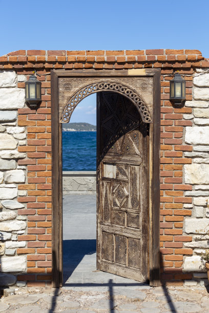 通向大海的木门。图片下载