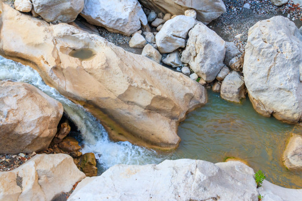 风景优美，山溪秀丽。小河清水，田园风光。快水流特写图片下载