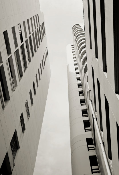 城市高层中性灰色共管公寓，现代扁平世界性住宅建筑结构抽象背景。图片下载