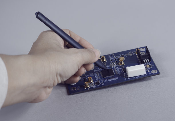 男子持有工具维修电子制造服务，手工组装电路板。图片下载