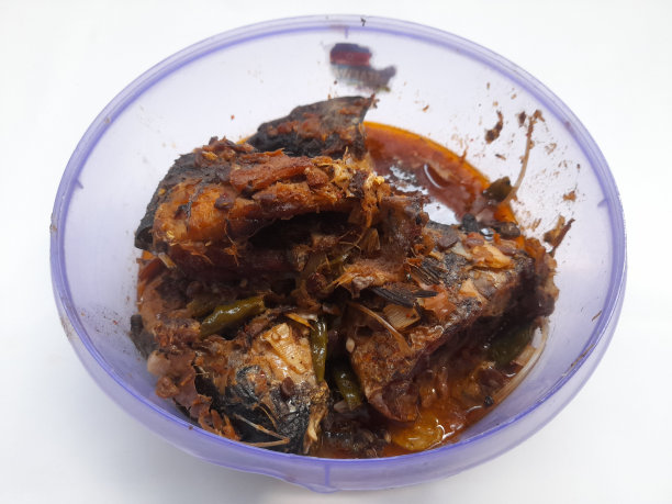 金鱼(鲤鱼)盘子在碗顶部视图在白色背景图片下载