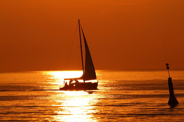 帆船在日落时分图片下载
