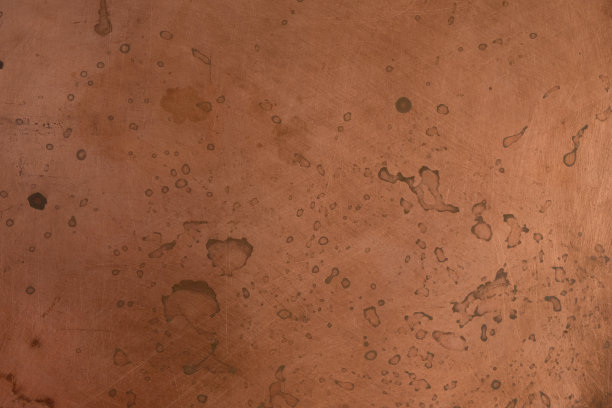 铜底色，带有氧化斑。右边是自然采光。图片下载