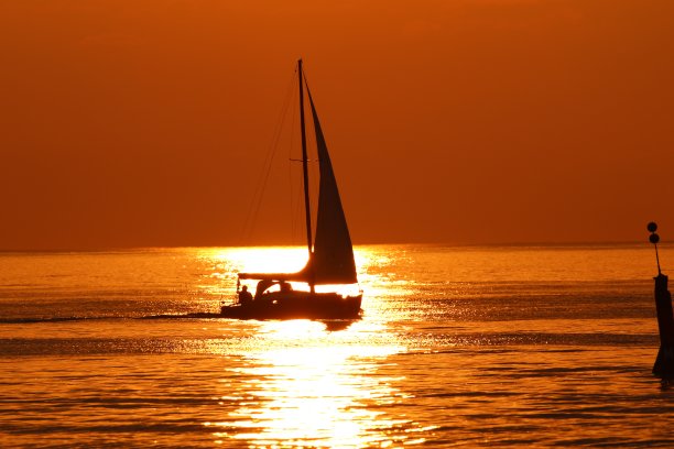 帆船在日落时分图片下载