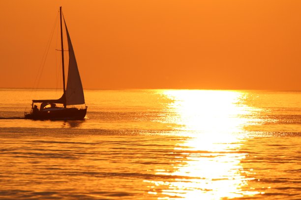 帆船在日落时分图片下载