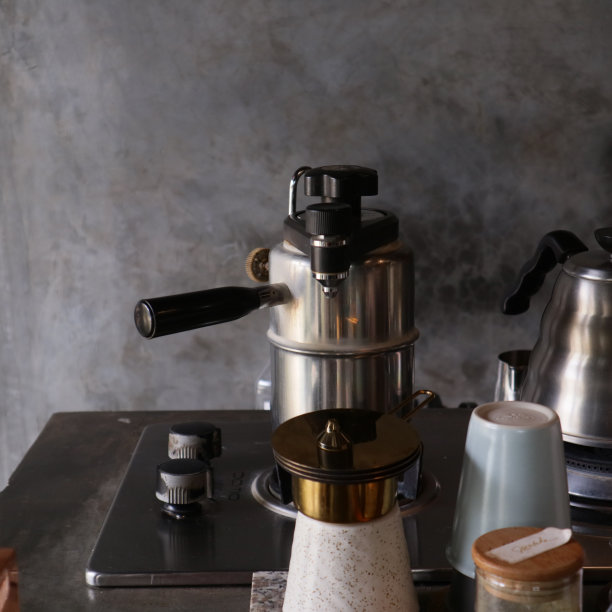 手动蒸笼牛奶由不锈钢制成图片下载