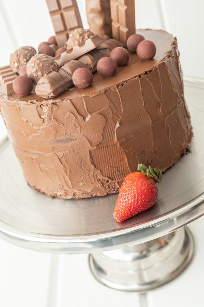 自制蛋糕装饰巧克力和草莓在盘子上，开胃的款待在工作室图片下载