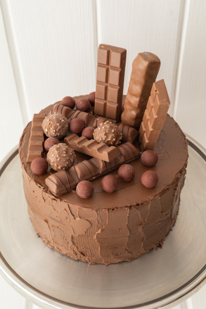 装饰蛋糕的巧克力和巧克力棒的细节，用食物庆祝图片下载