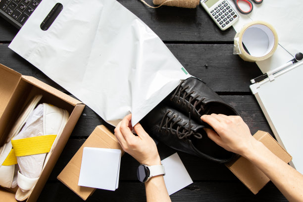 女性网店，小企业主，企业家，打包，邮箱准备包裹在桌子上运输。电子商务中的Dropshipping交付概念。产品图片下载