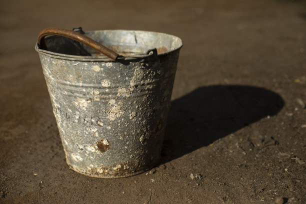 旧金属桶。生锈的桶上长满了地衣。旧的项目。图片下载