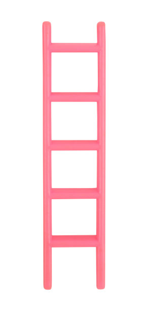 简单的粉色塑料梯子垂直隔离在白色背景图片下载