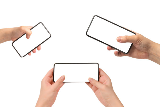 白色背景下，女性手中拿着智能手机。白色的屏幕。副本的空间。图片下载