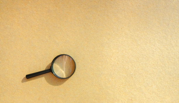 黄色背景上的放大镜。搜索和分析，分析和研究。关注细节和问题。找到的东西。新闻调查和研究。搜索工具图片下载