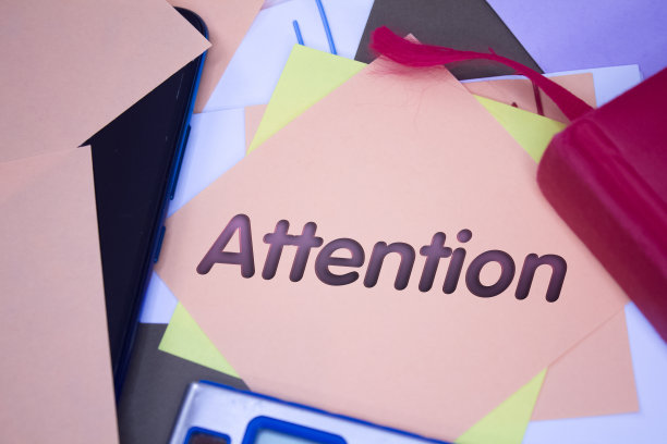 的关注。粘贴在便签纸上的文字。事件，庆祝提醒消息。图片下载