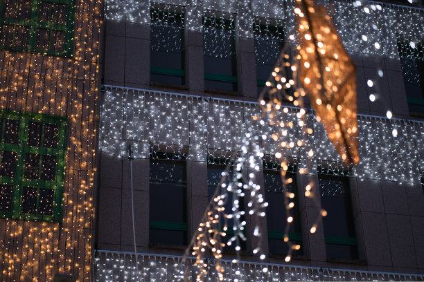 为了庆祝基督的诞生和圣诞节，城市的街道上装饰着各种各样的彩灯、灯饰和花环图片下载