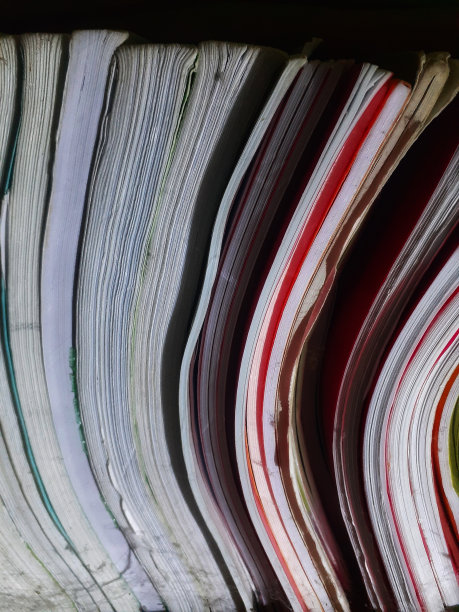 长时间拍摄的抽象背景，用高角度的书籍排列图片下载