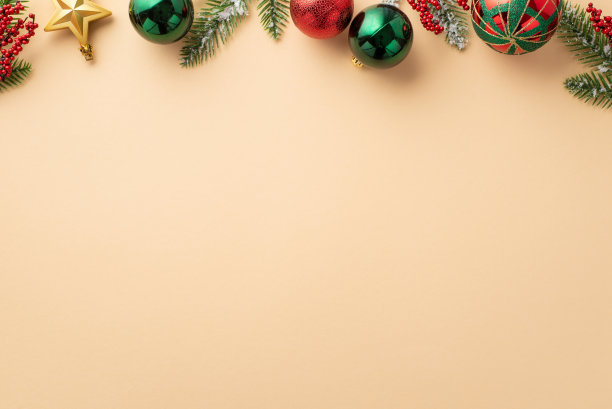 新年装饰概念。俯视图照片红色和绿色的装饰物金星装饰槲寄生浆果和圣诞树树枝在雪地上孤立的米色背景与copyspace图片下载