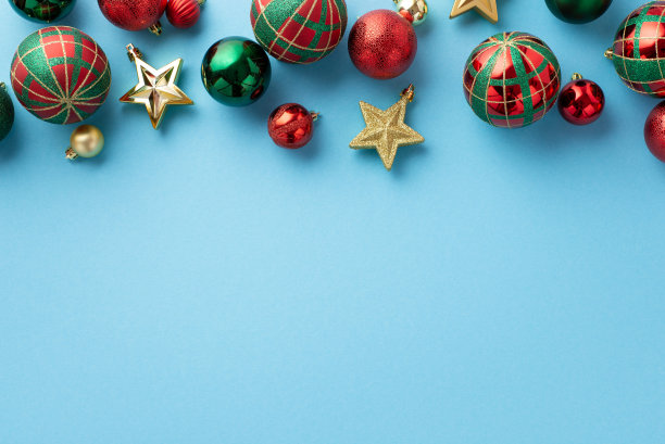 圣诞树装饰概念。顶视图照片红绿金小玩意和明星饰品上孤立的浅蓝色背景与copyspace图片下载