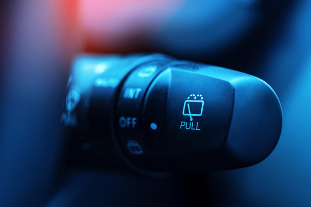 雨刷控制的现代汽车挡风玻璃。关闭视图。图片下载