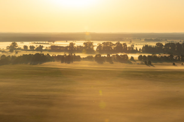 空中拍摄的充满阳光的朦胧日出图片下载