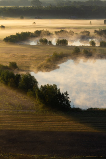 空中拍摄的充满阳光的朦胧日出图片下载