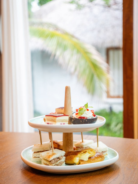 下午茶，新鲜蛋糕，糕点和三明治，热茶图片下载