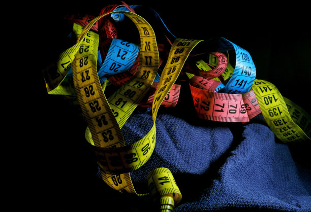 黑色背景上的彩色卷尺图片下载