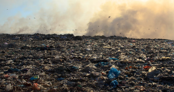 有燃烧垃圾堆的垃圾填埋场图片下载