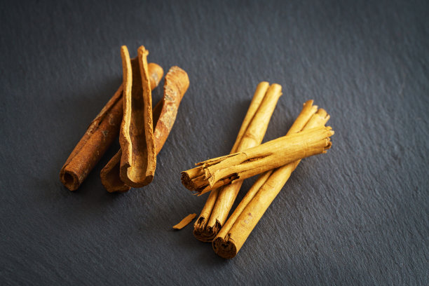 灰色石板上的肉桂和决明子棒图片下载