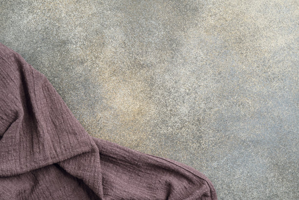 混凝土上铺着棕色桌布图片下载