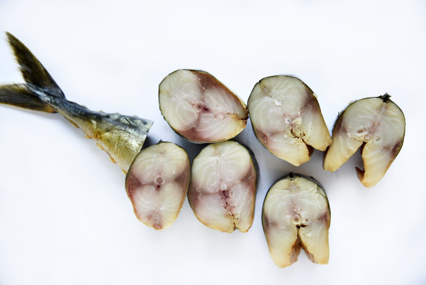 冷烟熏鲭鱼切片，白色底色。图片下载