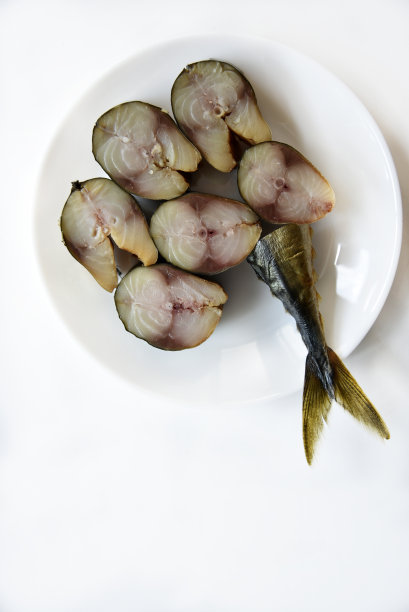 冷烟熏鲭鱼切片，白色底色。图片下载