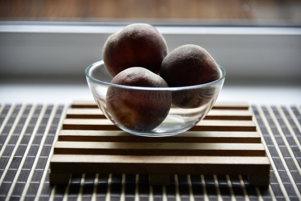 红黄桃装在玻璃碗里图片下载