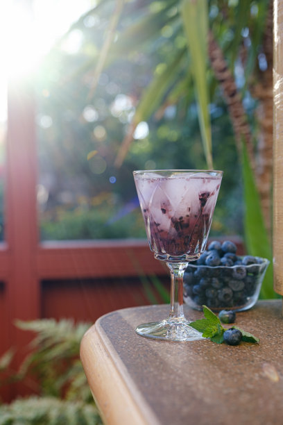 新鲜鸡尾酒，加碎冰，蓝莓和薄荷图片下载