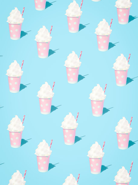 粉红色的纸、玻璃、白色的点和稻草的图案满足了鲜亮的淡蓝色背景上的云奶油。最小的创意组合。图片下载