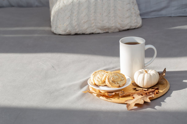 在舒适的卧室床上的木托盘杯咖啡图片下载