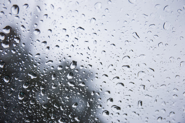 雨点落在背景玻璃上。图片下载