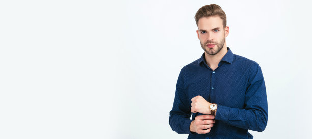头发整洁的英俊男子。商人和手表。时髦的男人戴着手表。男子面部肖像，横幅与复制空间。图片下载